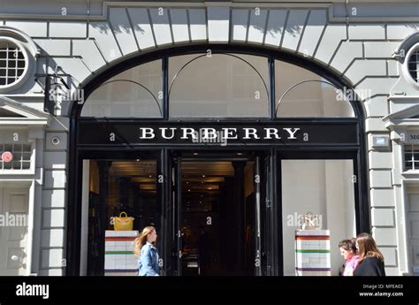 burberry covent garden opening hours